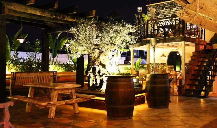 09. Fenny's Lounge and Kitchen