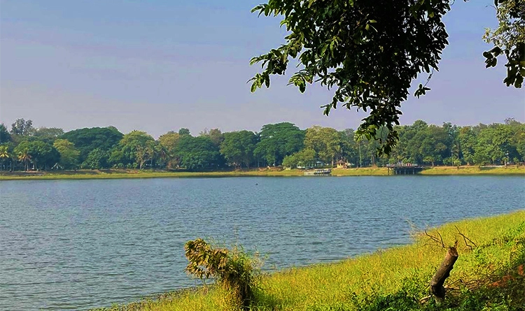08. Krishnasayar Park and Lake