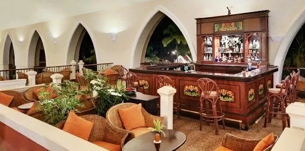 03. Atrium Bar